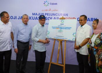 ANWAR Ibrahim (tiga dari kiri) menandatangani plak Majlis Peluncuran Loji Janakuasa Solar Cypark Solar Merchang, di Marang, hari ini. - UTUSAN/PUQTRA HAIRRY ROSLI