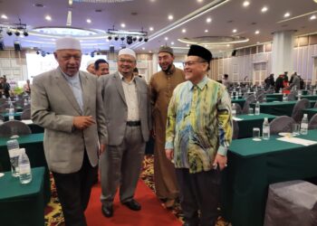 MOHD. Amar Nik Abdullah (kanan) sempat berbual mesra dengan bekas Menteri Besar Kelantan, Datuk Ahmad Yakob pada Majlis Penutup KelMIC 2024  di Kota Bharu, Kelantan hari ini. UTUSAN/MUSTAQIM MOHAMED