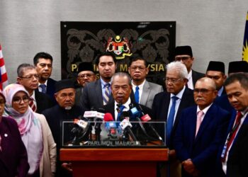 MUHYIDDIN Yassin (tengah) bersama ahli-ahli Parlimen Perikatan Nasional (PN) dalam sidang akhbar di pusat media Parlimen  semalam.