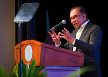Perdana Menteri, Datuk Seri Anwar Ibrahim menyampaikan ucapan perasmian program Global Madani Forum 2024 di Hotel Sunway Putra. -UTUSAN/Saddam Yusoff