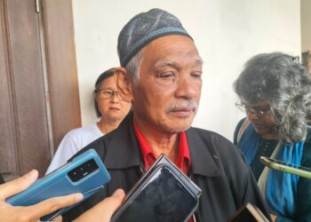 ZAKARIA Ismail (tengah) bersama S. Mageshwari (kanan) ketika ditemui pemberita di pekarangan Mahkamah Tinggi George Town, Pulau Pinang