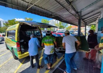 JENAZAH salah satu daripada dua wanita yang dijumpai mati dalam sebuah kereta petang semalam dibawa keluar dari Unit Forensik Hospital Seberang Jaya, Pulau Pinang.-UTUSAN/IQBAL HAMDAN