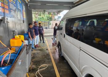 12 pekerja warga asing di sebuah stesen minyak yang menawarkan khidmat mencuci kenderaan di sebuah lebuh raya, di sini kelmarin.