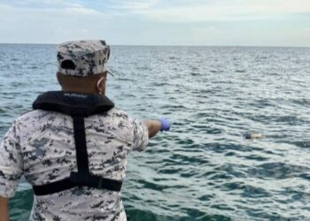 MAYAT seorang lelaki yang masih belum diketahui identitinya ditemukan terapung di perairan Tanjung Tuan, Port Dickson petang semalam.-GAMBAR/IHSAN MARITIM MALAYSIA.