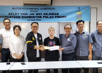 DANIEL Gooi (lima dari kanan) dan Kah Kau Kiak (tiga dari kanan) menyerahkan sumbangan kepada Goh Jin Wei (tengah) di Persatuan Badminton Pulau Pinang, di Bukit Dumbar, Pulau Pinang.