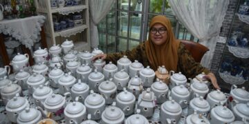 PUGIYANA Hussin bersama koleksi teko antik miliknya yang dikumpul sejak 2003. – UTUSAN/NORHAFIZAN ZULKIFLI