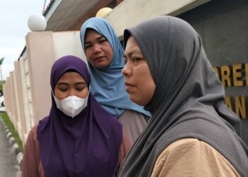 NURAIN Hasnorizal (kiri) ketika ditemui di pekarangan Jabatan Perubatan Forensik, Hospital Pulau Pinang (HPP) hari ini.-UTUSAN/IQBAL HAMDAN