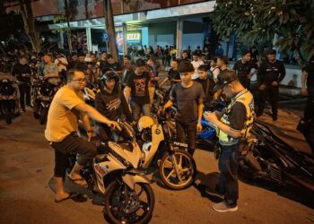 SEBAHAGIAN daripada motodikal yang diperiksa dalam Operasi Khas Bersepadu Samseng Jalanan di Lingkaran Luar Butterworth (BORR), Pulau Pinang, awal pagi tadi.