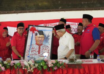 TENGKU Razaleigh Hamzah (dua kanan) menerima cenderahati dari
Ketua Pemuda UMNO Mohd. Azmawi Fikri Abdul Ghani selepas Merasmikan Mesyuarat Perwakilan UMNO Bahagian Gua Musang di Balai Rakyat Bukit Cekati di Gua Musang, Kelantan hari ini.-UTUSAN/AIMUNI TUAN LAH.