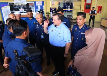 AMIR Hamzah (tiga kanan) menyantuni kakitangan Jabatan Kastam Diraja Malaysia (JKDM) semasa mengadakan lawatan ke Kompleks Imigresen, Kastam, Kuarantin dan Keselamatan (ICQS) Pengkalan Kubor, Tumpat, Kelantan hari ini-UTUSAN/KAMARUL BISMI KAMARUZAMAN.