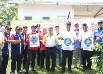 SAIFUL Lizan Ibrahim (empat kanan) dalam Program Kembara Sahabat Maritim di SK Terusan Baru, Pulau Timbang di Sandakan, Sabah semalam