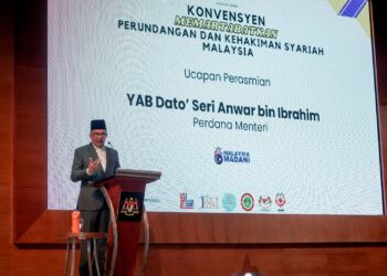 ANWAR Ibrahim  ketika berucap pada majlis perasmian Konvensyen Memartabatkan Perundangan Syariah Di Malaysia di Putrajaya. - UTUSAN/FAISOL MUSTAFA