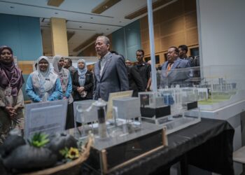 Fadillah Yusof melawat ruang pameran selepas melancarkan Seminar Mikroplastik Kebangsaan Pertama 2024 Pusat Konvensyen Antarabangsa Putrajaya (PICC), hari ini. - UTUSAN/FAIZ ALIF ZUBIR