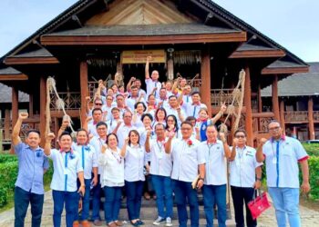 JULITA Majungki (depan-lima kiri) bersama pimpinan PBS Bahagian Melalap