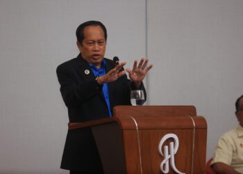 AHMAD Maslan semasa menyampaikan ucapan perasmian  Mesyuarat Agung Tahunan Kali Ke-47 Persatuan Kontraktor Malaysia Kelantan di Kota Bharu, Kelantan hari ini-UTUSAN/KAMARUL BISMI KAMARUZMAN.