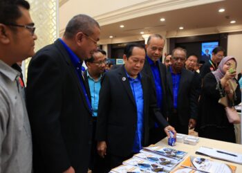 AHMAD Maslan (tiga kiri) meluangkan masa melawat gerai pameran selepas merasmikan di Kota Bharu, Kelantan hari ini-UTUSAN/KAMARUL BISMI KAMARUZAMAN.