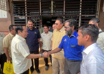 AHMAD Maslan (kiri) bersalaman dengan wakil agensi yang hadir selepas mendengar taklimat di Pejabat Jurutera Jabatan Kerja Raya (JKR) Jajahan Gua Musang di Bandar Baru di Gua Musang, Kelantan, hari ini.UTUSAN/AIMUNI TUAN LAH.