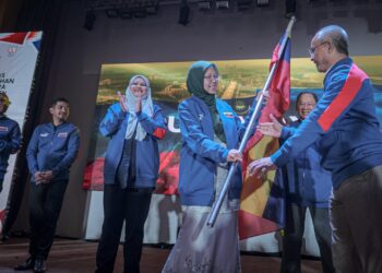 ZALIHA Mustafa menyerahkan bendera Wilayah Persekutuan kepada Ketua Kontinjen, Datuk Parang Abai @ Thomas di majlis Penyerahan Bendera Kontinjen Wilayah Persekutuan ke SUKMA XXI Sarawak 2024 di Putrajaya. - UTUSAN/FAIZ ALIF ZUBIR