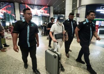 STEVEN (baju putih) selepas berjaya diselamatkan daripada sindiket penipuan kerja dan pemerdagangan manusia di Myanmar sebaik tiba di KLIA Terminal 1. - UTUSAN/FAISOL MUSTAFA