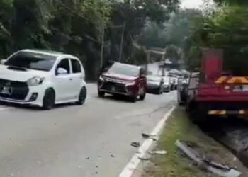 KEMALANGAN  membabitkan enam jenis kenderaan di Jalan Bukit Dugang - Desa Putra, di Sepang, Selangor.