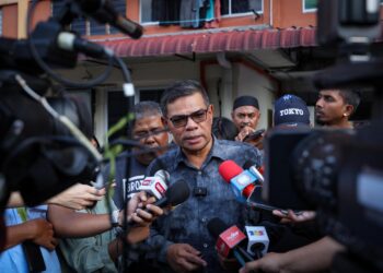 SAIFUDDIN Nasution ketika ditemui pemberita selepas menyerahkan surat keputusan kewarganegaraan di Pangsapuri Sri Kelantan, Sentul, di sini hari ini.