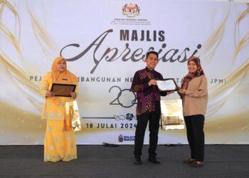 JASRI Kassim (dua kiri) menyampaikan sijil penghargaan kepada wakil Kelab Media Kelantan Darul Naim (Kemudi) pada Majlis Apresiasi di Pejabat ICU JPM, Tunjong, Kota Bharu, Kelantan hari ini-UTUSAN/KAMARUL BISMI KAMARUDIN.