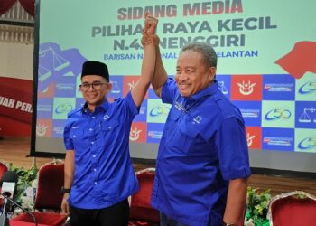 MOHD. Azmawi Fikri Abdul Ghani (kiri) semasa diumumkan sebagai calon BN bagi PRK DUN Nenggiri di Pejabat UMNO negeri di Kota Bharu, Kelantan, semalam. -UTUSAN/YATIMIN ABDULLAH.