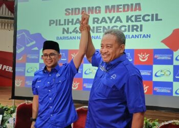 MOHD. Azmawi Fikri Abdul Ghani (kiri) semasa diumumkan sebagai calon BN bagi PRK DUN Nenggiri di Pejabat UMNO negeri di Kota Bharu, Kelantan, semalam. -UTUSAN/YATIMIN ABDULLAH.