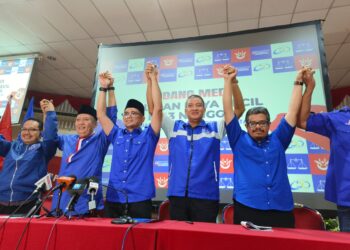 AHMAD Jazlan Yaakub (dua kiri) bersama pemimpin UMNO Kelantan semasa mengumumkan Mohd. Azmawi Fikri Abdul Ghani (empat kanan) sebagai calon PRK Nenggiri di Pejabat Perhubungan UMNO Kelantan di Kota Bharu, Kelantan hari ini-UTUSAN/YATIMIN ABDULLAH.