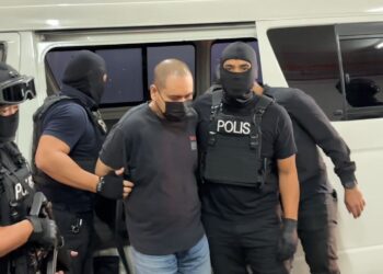 MUHAMMAD Zul Khairi (tengah) dikawal ketat oleh anggota polis ketika dibawa masuk ke Mahkamah Sesyen Butterworth di sini, hari ini.