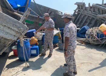 DUA anggota Maritim Malaysia Pulau Pinang memeriksa VNA yang dimusnahkan sebelum dibuang ke dalam laut