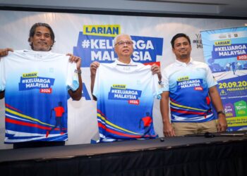 ISMAIL Sabri Yaakob ( dua dari kiri ) bersama  bekas Menteri Belia dan Sukan, Khairy Jamaluddin (pertama dari kiri) dalam sidang akhbar program Larian Keluarga Malaysia (LKM) 2024 di Menara Aras Raya di sini hari ini. -SADDAM YUSOF