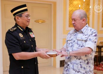 SULTAN Ibrahim ketika menerima menghadap Pesuruhjaya Suruhanjaya Pencegahan Rasuah Malaysia (SPRM), Tan Sri Azam Baki April lalu bagi mendapatkan maklumat lebih lanjut tentang isu rasuah di negara ini.