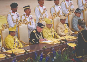 SULTAN IBRAHIM menandatangani surat angkat sumpah jawatan sebagai Yang di-Pertuan Agong Ke-17 pada majlis pemasyhuran di Istana Negara, Jalan Duta, Kuala Lumpur pada 31 Januari lalu.