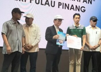 CHOW Kon Yeow (tengah) ketika hadir merasmikan Hari Eksport Pulau Pinang 2024 di Bayan Lepas, Pulau Pinang