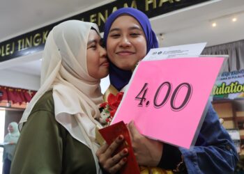 AMSYAR Muawiyah Mohd. Sofi (kanan) menerima ciuman daripada ibunya, Mardiah Ismail selepas diumumkan sebagai antara pelajar cemerlang dalam STPM 2023 di Kolej Tingkatan Enam Haji Zainul Abidin, Pulau Pinang.-UTUSAN/IQBAL HAMDAN