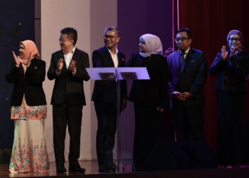 TENGKU Zafrul Abdul Aziz bersama Shahrizat Abdul Jalil melancarkan melancarkan ‘Women in Trade and Industry’ (WITI) hasil kerjasama dengan Pertubuhan Hal Ehwal Wanita dan Keluarga Malaysia (HAWA Malaysia) di Menara MITI hari ini. - UTUSAN/M. FIRDAUS M. JOHARI