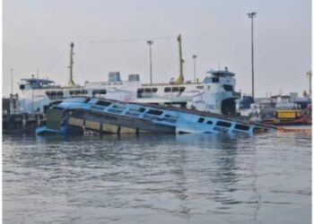 KEADAAN feri Pulau Kapas yang karam di Pangkalan Sultan Abdul Halim (PSAH), Butterworth, Pulau Pinang.