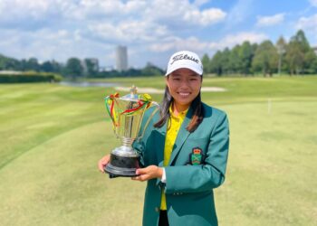 WINNIE Ng Yu Yuan bergambar bersama trofi Piala Tuanku Bahiyah pada Terbuka Wanita Amatur 2024 di Kelab Golf Diraja Selangor, hari ini.