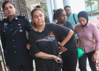 Anita (tengah) dan Brenda (dua dari kanan) ketika tiba di pekarangan Mahkamah Majistret Bukit Mertajam, Pulau Pinang hari ini.-UTUSAN/SITI NUR MAS ERAH AMRAN