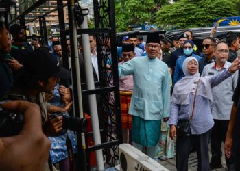 Perdana Menteri, Datuk Seri Anwar Ibrahim ketika melawat kawasan gerai makan di Medan Selera Jalan Raja Muda Abdul Aziz di sini hari ini. UTUSAN/SYAKIR RADIN