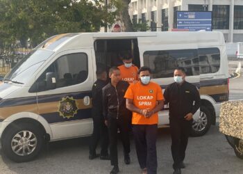 SEORANG pemandu lori dan seorang anggota agensi penguat kuasa direman oleh SPRM Pulau Pinang kerana disyaki bersubahat meminta dan menerima wang rasuah bagi menyelesaikan satu kes kecurian.