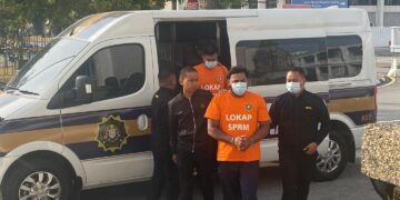 SEORANG pemandu lori dan seorang anggota agensi penguat kuasa direman oleh SPRM Pulau Pinang kerana disyaki bersubahat meminta dan menerima wang rasuah bagi menyelesaikan satu kes kecurian.