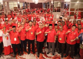 TENGKU Zafrul (tengah) ketika hadir merasmikan persidangan perwakilan UMNO Bahagian Tanjong di George Town, Pulau Pinang.-UTUSAN/IQBAL HAMDAN