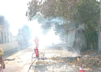 ANGGOTA bomba menjalankan kerja pemadaman api di sebuah asrama pekerja warga asing di Nibong Tebal, Pulau Pinang.