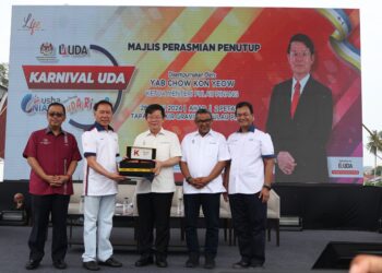 CHOW Kon Yeow (tengah) ketika hadir pada majlis penutupan Karnival UDA 2024@Penang di Perai, Butterworth, Pulau Pinang.-UTUSAN/IQBAL HAMDAN