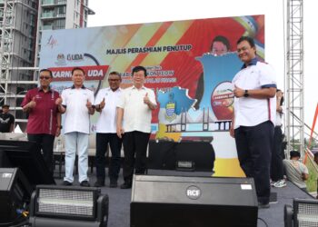 CHOW Kon Yeow (empat dari kiri) dan Mohd Annuar Zaini (dua dari kiri) pada majlis penutupan Karnival UDA 2024@Penang di Perai, Pulau Pinang