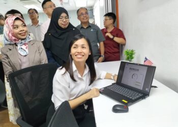 TEO Nie Ching (duduk) ketika melawat Pusat Sebaran Maklumat Nasional (NADI) Pangkalan Kota di Georgetown, Pulau Pinang.