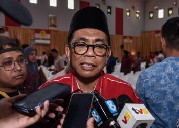 MOHAMED Khaled Nordin ditemui pemberita selepas merasmikan Mesyuarat Perwakilan UMNO Bahagian Gombak di Kompleks Lincah Mahaguru Omardin (KLMO) di sini hari ini. UTUSAN/M. FIRDAUS M. JOHARI