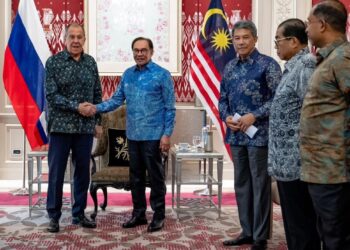 MEMANDANGKAN dolar telah menjejaskan prestasi ringgit dan seterusnya mencipta impak berangkai dalam peralihan ekonomi, penyertaan Malaysia dalam BRICS akan mengukuhkan kapasitinya sebagai middle power, bebas daripada kepompong sistem kewangan dan ekonomi Barat. – GAMBAR ANWAR IBRAHIM